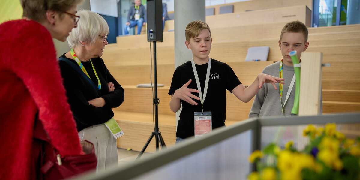 Foto: TGZ Halle/Marco Warmuth Jugend forscht-Teilnehmer erklärt Betreuenden sein Projekt