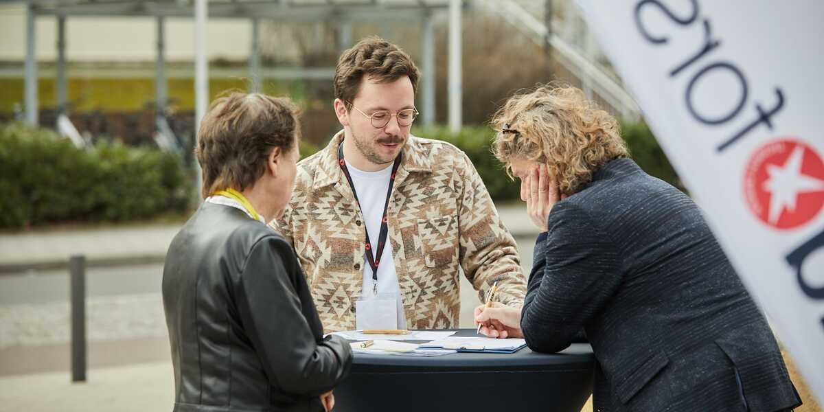 Austausch bei Projektpräsentation