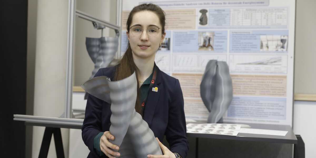 Im vorherigen Jahr gewann Anne Marie Bobes mit Windrädern für Straßenlaternen den Bundessieg für Physik. Nun präsentiert sie ihr Projekt in Hannover. Foto: Marco Warmuth Anne Marie Bobes hält ihre selbst gedruckten Turbinen in den Händen.